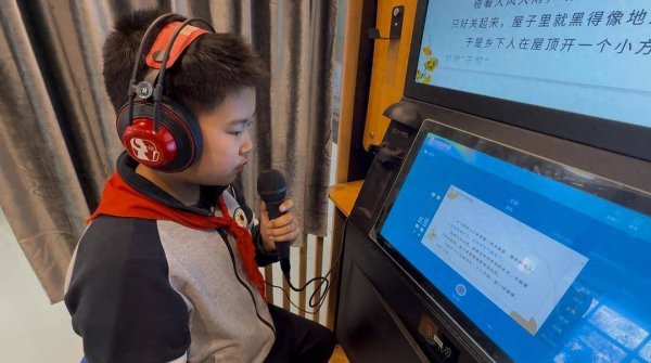 旺源配资 智慧阅读新体验：高区实验小学探索群文阅读与科技融合新路径