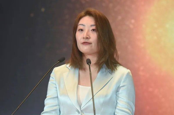 泸深配 宗馥莉掌舵娃哈哈：家族风波中的定力，坚持自我，稳扎稳打向前行